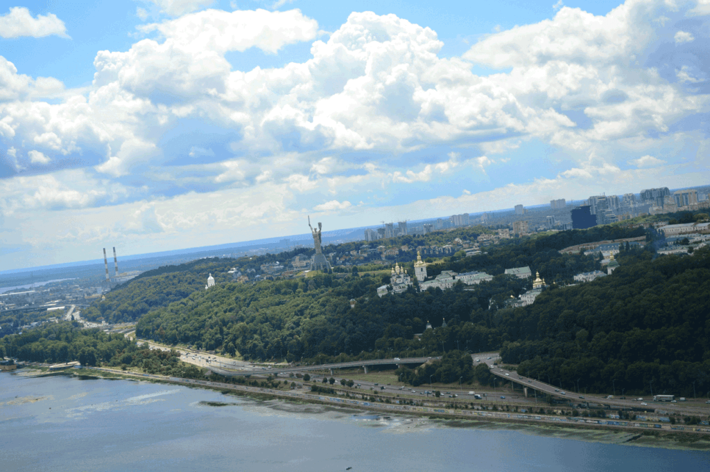 Puentes de Kiev y Mezhyhirya, gran vuelo panorámico – 42 minutos